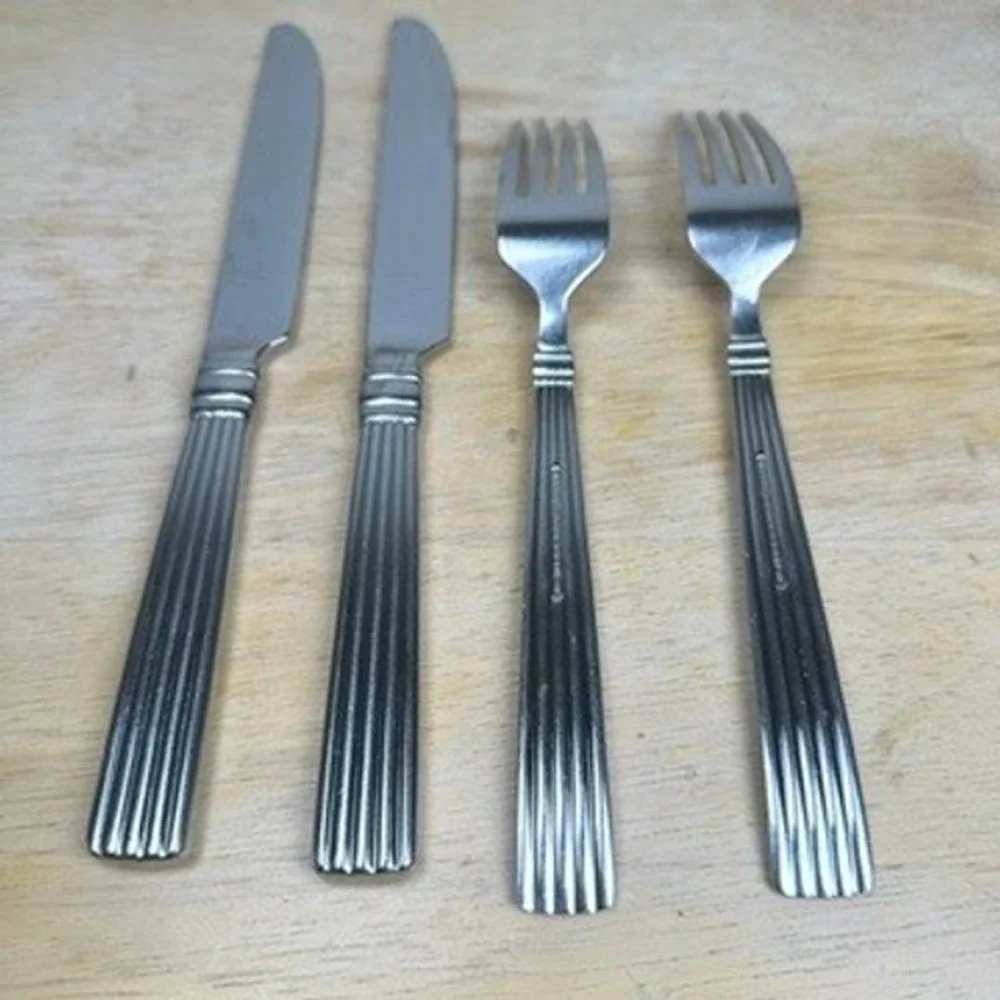 REED & BARTON CRESCENDO II Stainless 18/10 2 Dinner Forks & 2‎ Dinner Knives